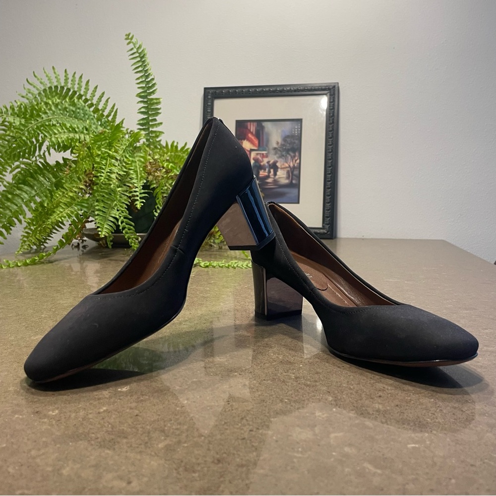 Donald Pliner black pumps